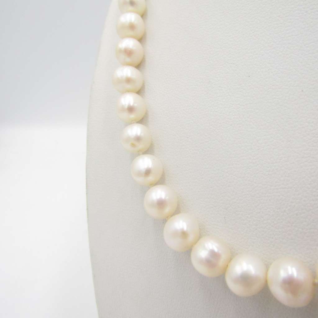 String of Pearls with 9kt gold clasp 56 pearls total - 45 cm long