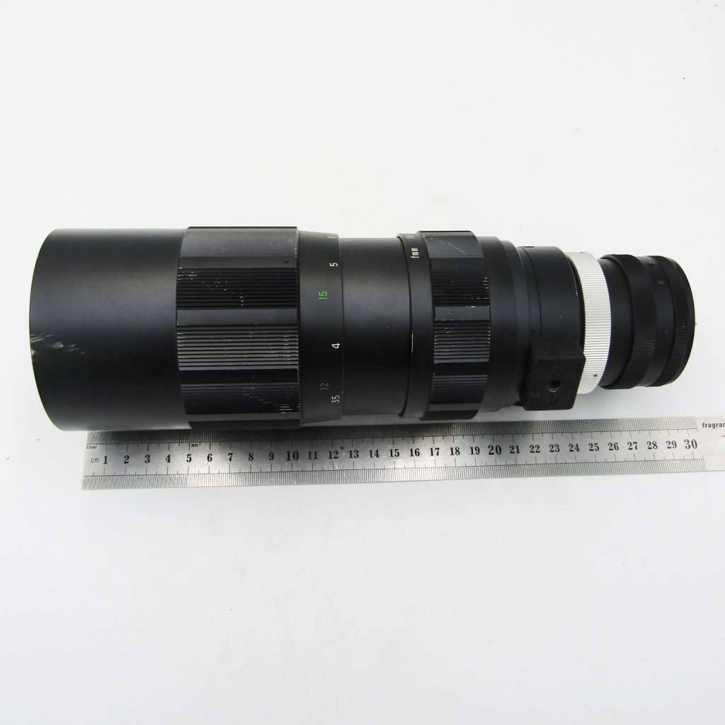 Chinon 1 : 4.5 Zoom lens 55 mm - 300 mm with screw mount - lens a little bit dusty