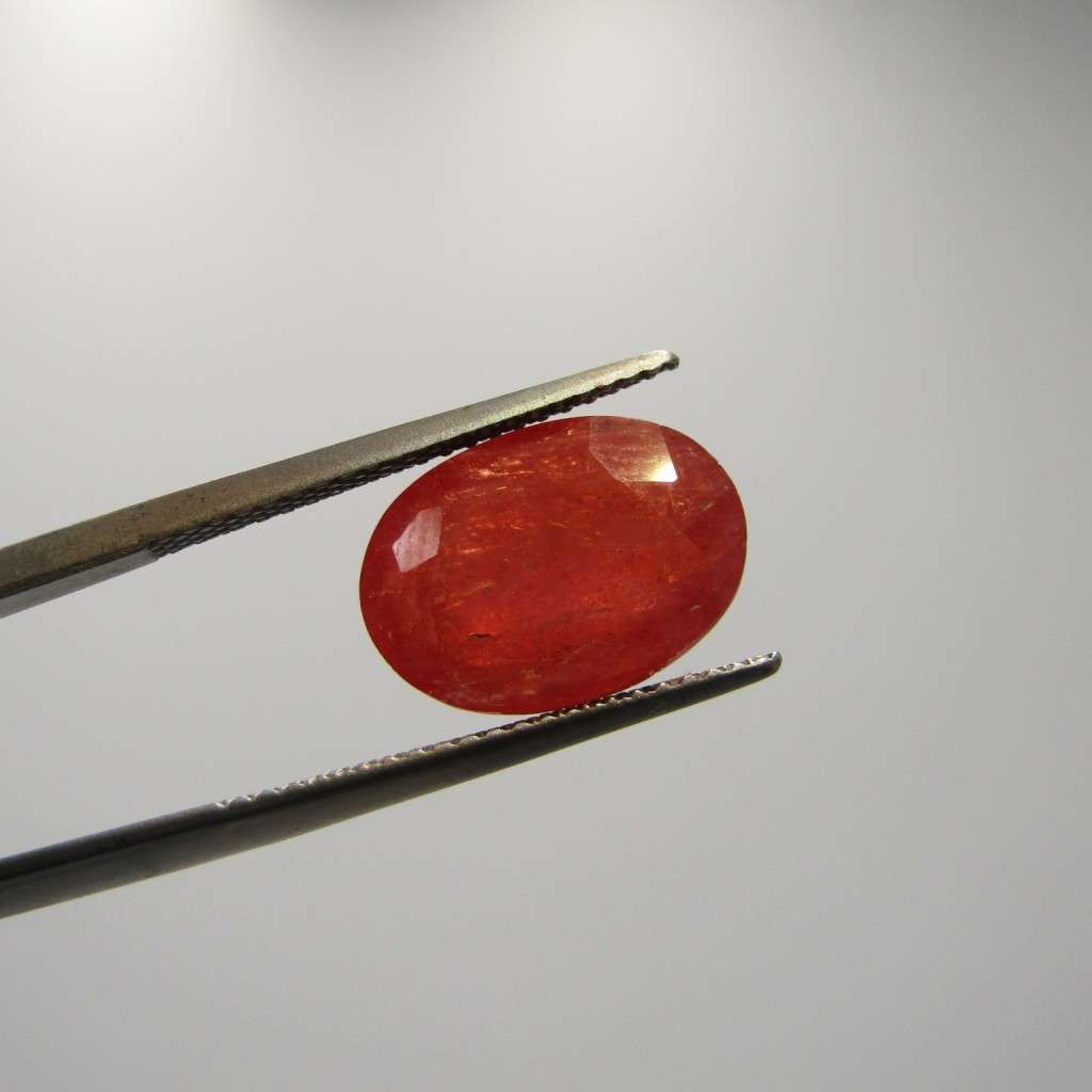 Natural Sapphire of 5,59 carat - oval mixed cut medium dark toned orange with Gemlab certificate