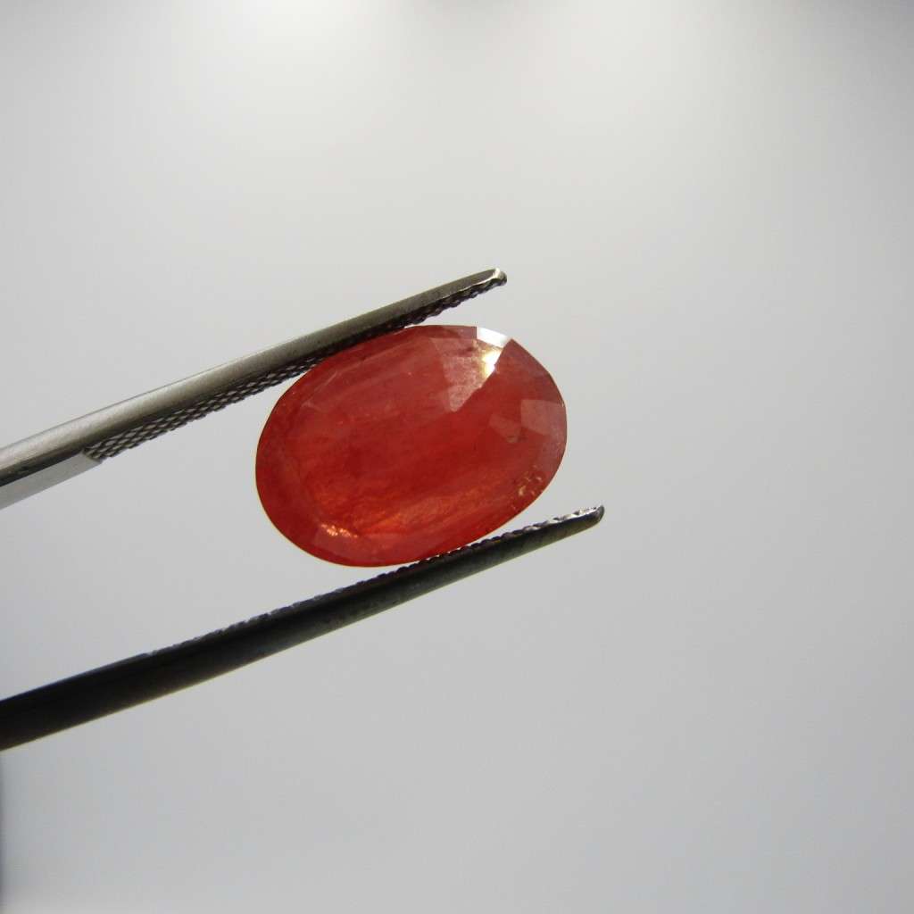 Natural Sapphire of 5,59 carat - oval mixed cut medium dark toned orange with Gemlab certificate