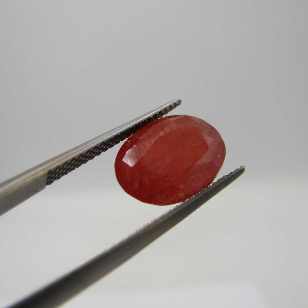 Natural Sapphire of 5,59 carat - oval mixed cut medium dark toned orange with Gemlab certificate