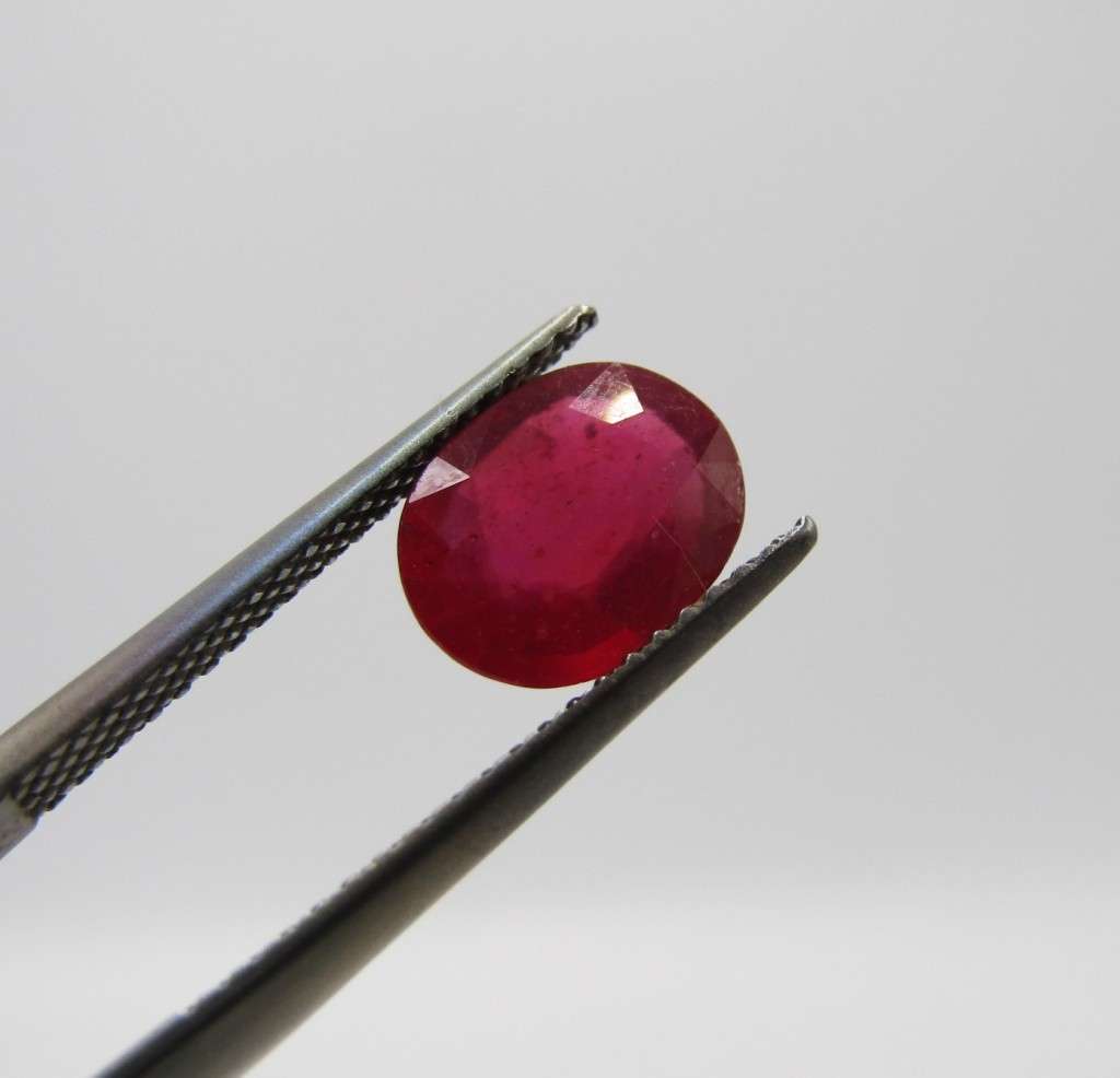 Fracture-filled Ruby of 1,9 carat oval mixed cut slight violet red with Gemlab certificate