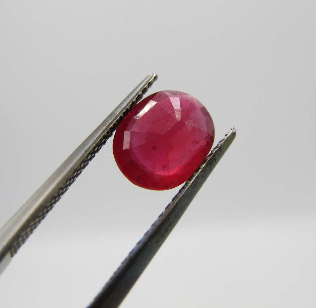 Fracture-filled Ruby of 1,9 carat oval mixed cut slight violet red with Gemlab certificate