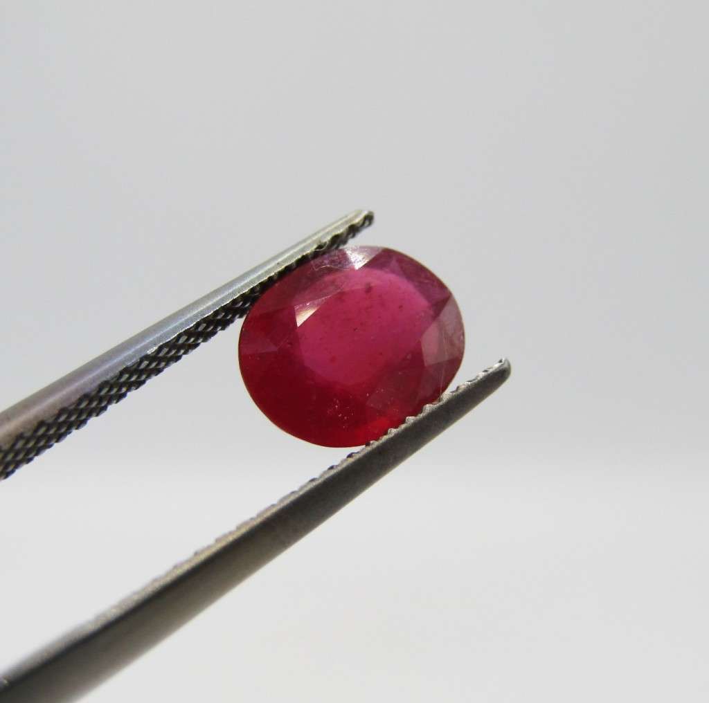 Fracture-filled Ruby of 1,9 carat oval mixed cut slight violet red with Gemlab certificate