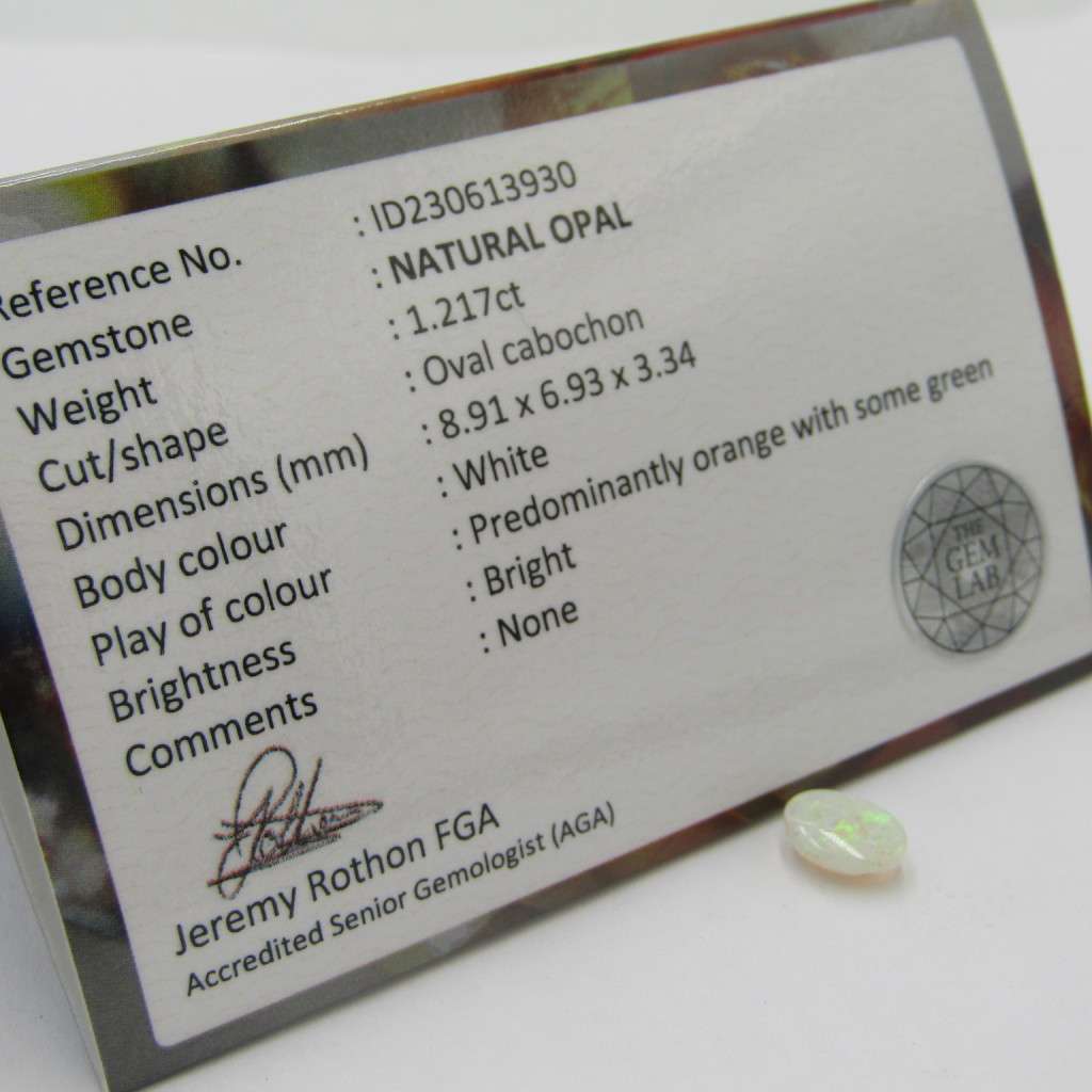 Beautiful orange & green flashes Opal of 1,21 carat - Oval Cabochon white opal