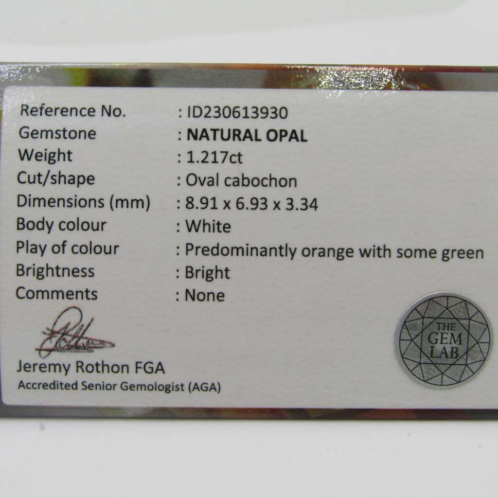 Beautiful orange & green flashes Opal of 1,21 carat - Oval Cabochon white opal