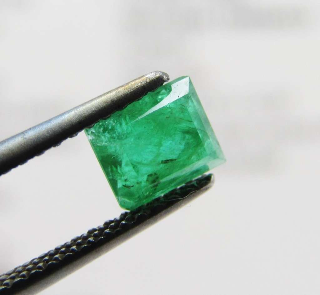 Natural Emerald of 0,68 carat Baguette shape medium dark toned slight bluish green
