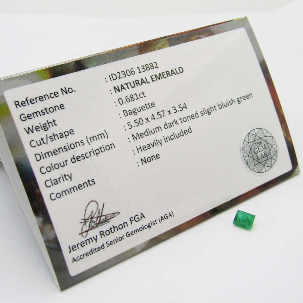 Natural Emerald of 0,68 carat Baguette shape medium dark toned slight bluish green