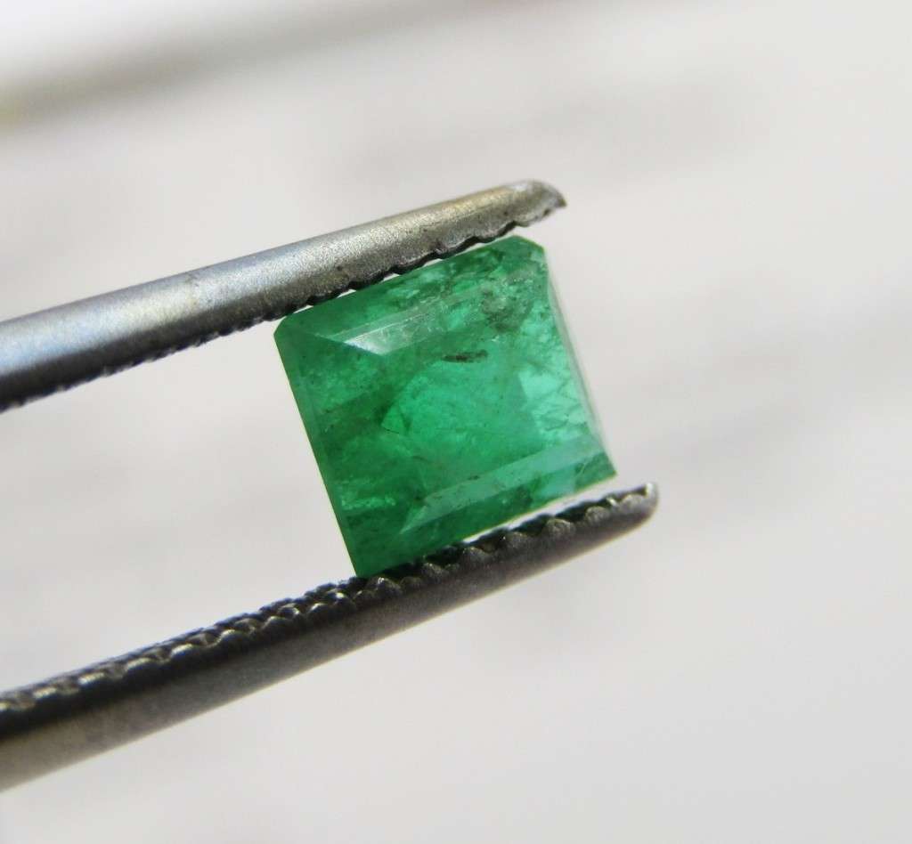 Natural Emerald of 0,68 carat Baguette shape medium dark toned slight bluish green