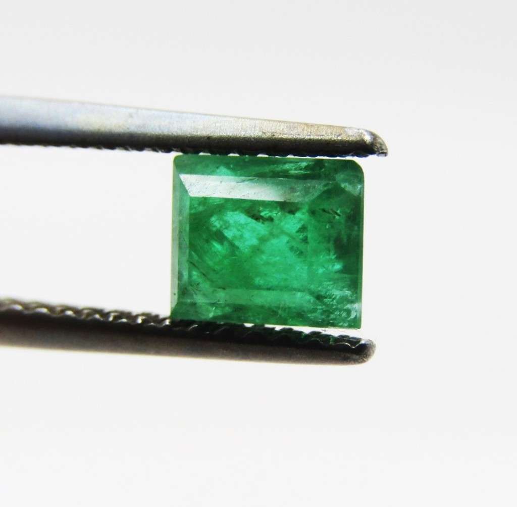 Natural Emerald of 0,68 carat Baguette shape medium dark toned slight bluish green