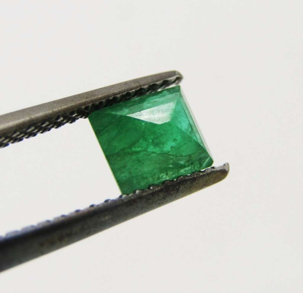 Natural Emerald of 0,68 carat Baguette shape medium dark toned slight bluish green