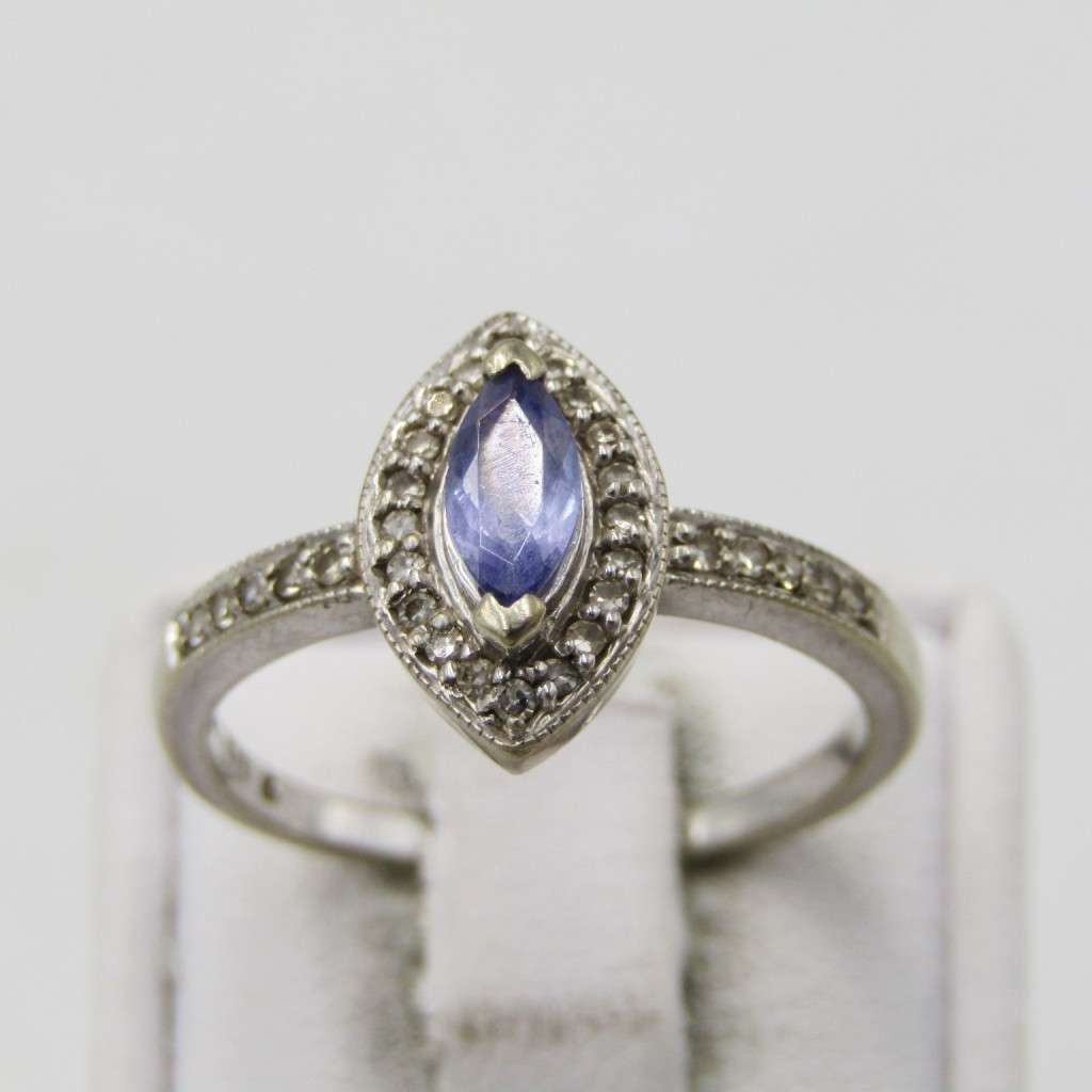 9kt White gold amethyst and diamond ring - weighs 3,0g - size P 1/2