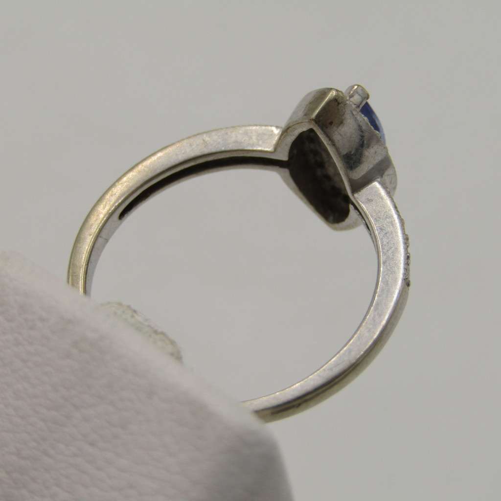 9kt White gold amethyst and diamond ring - weighs 3,0g - size P 1/2