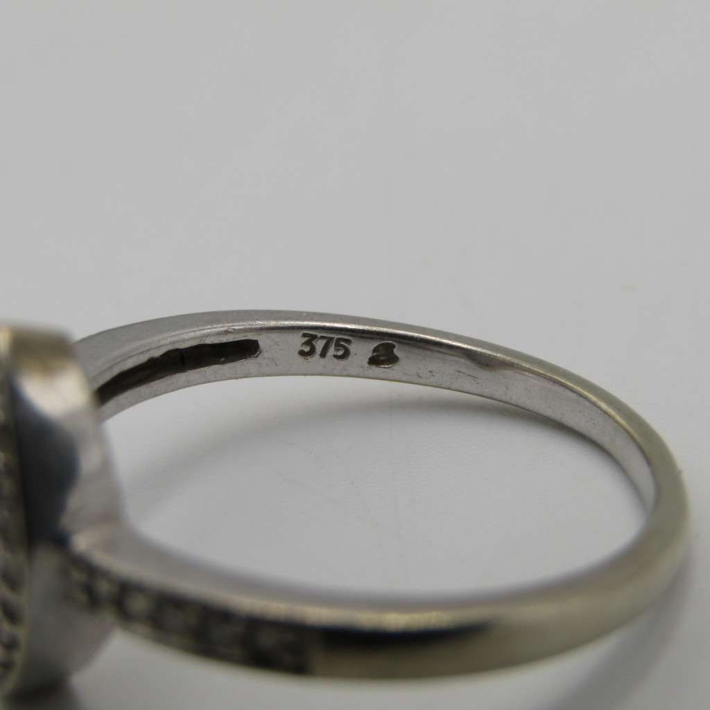 9kt White gold amethyst and diamond ring - weighs 3,0g - size P 1/2