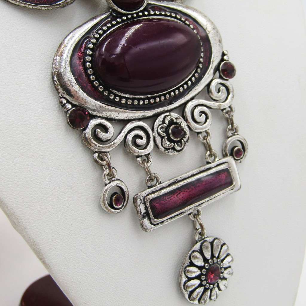 Beautifuly detailed necklace with purple stones - Length 34 cm