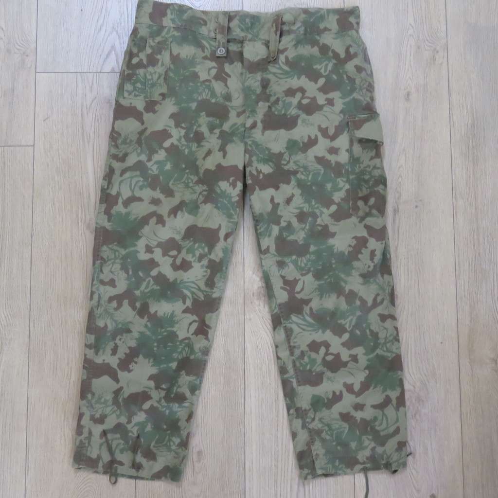 Old koevoet Camo pattern task Force combat trousers - size 46