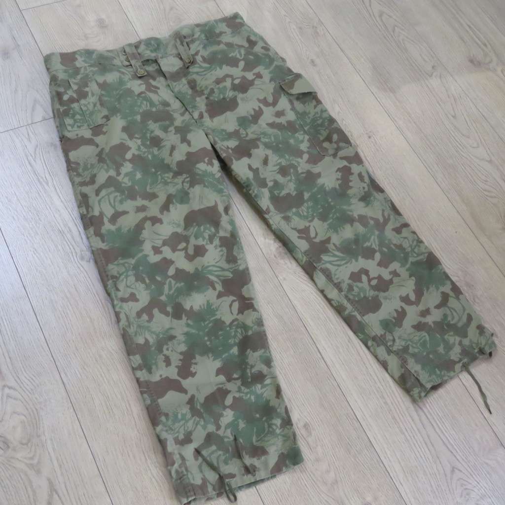 Old koevoet Camo pattern task Force combat trousers - size 46