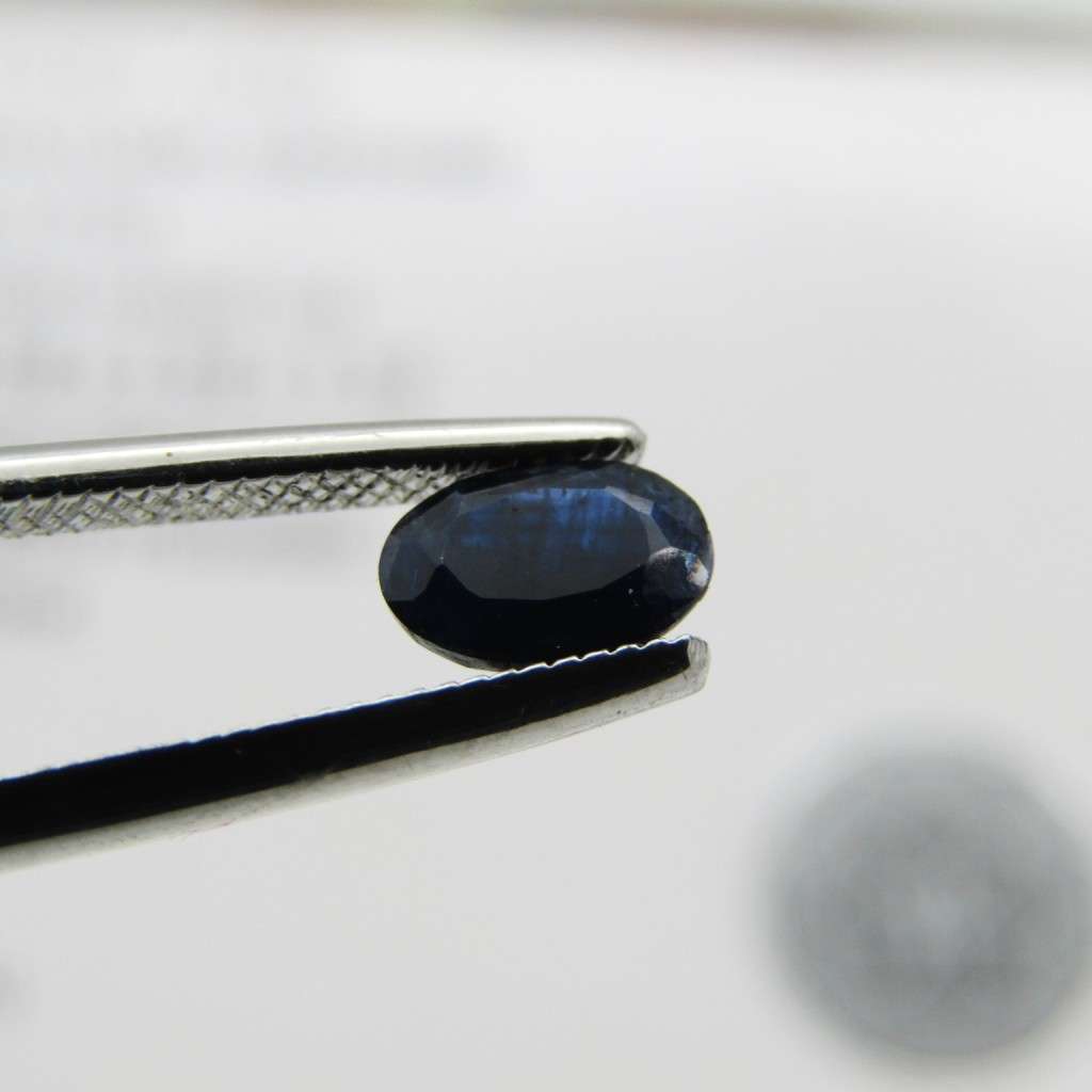 Natural Sapphire of 0,57 carat very dark toned blue - oval mixed cut with Gemlab certificate