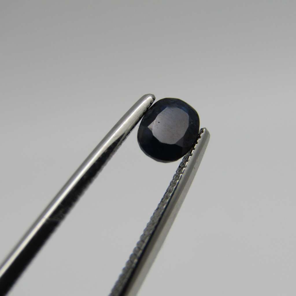 Natural Sapphire of 0,57 carat very dark toned blue - oval mixed cut with Gemlab certificate