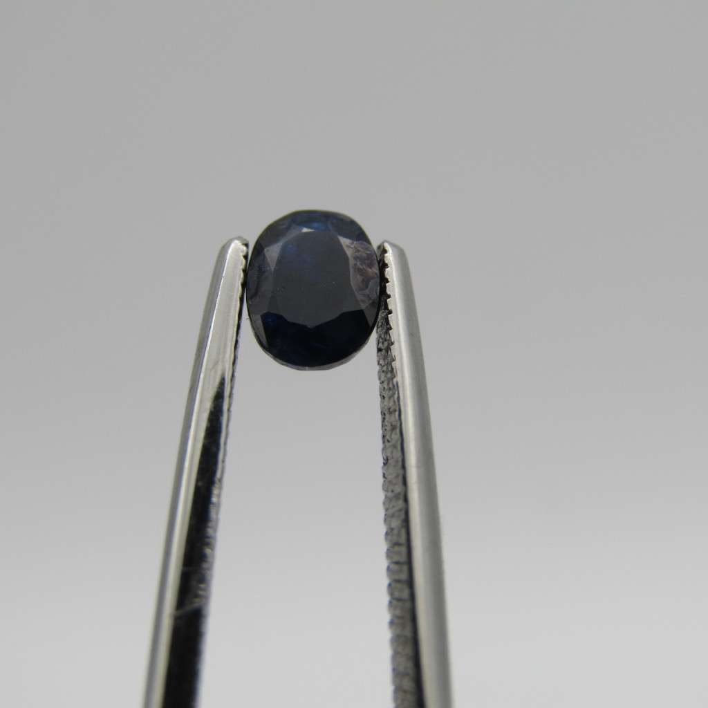 Natural Sapphire of 0,57 carat very dark toned blue - oval mixed cut with Gemlab certificate