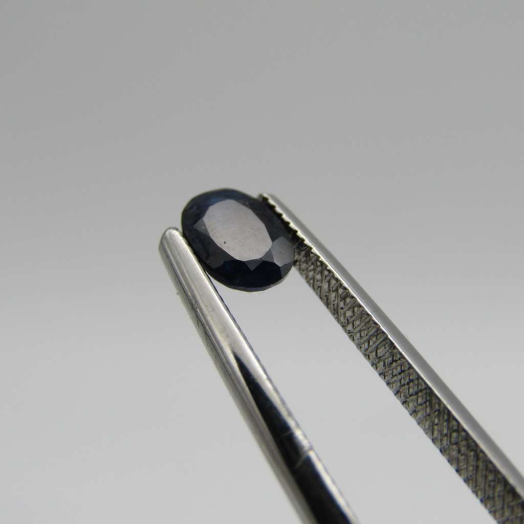 Natural Sapphire of 0,57 carat very dark toned blue - oval mixed cut with Gemlab certificate