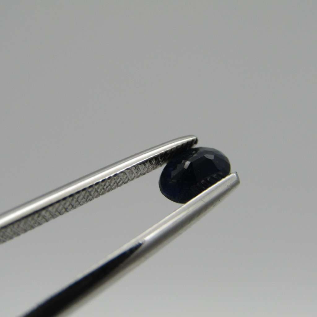 Natural Sapphire of 0,57 carat very dark toned blue - oval mixed cut with Gemlab certificate