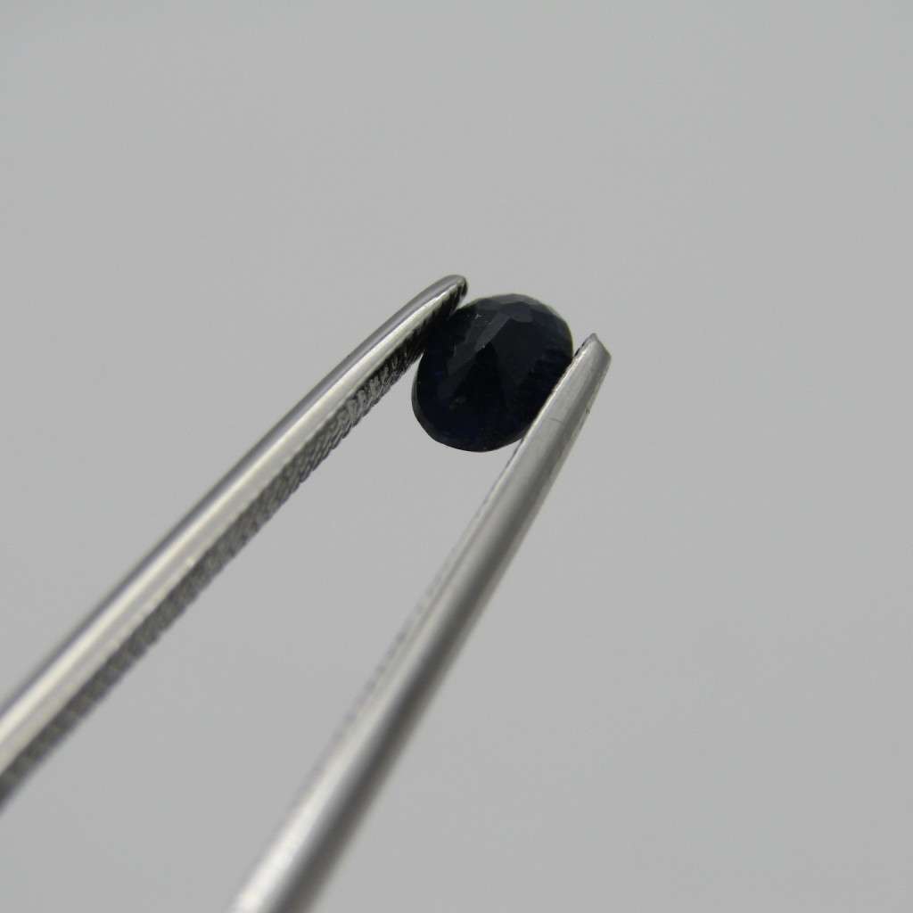 Natural Sapphire of 0,57 carat very dark toned blue - oval mixed cut with Gemlab certificate