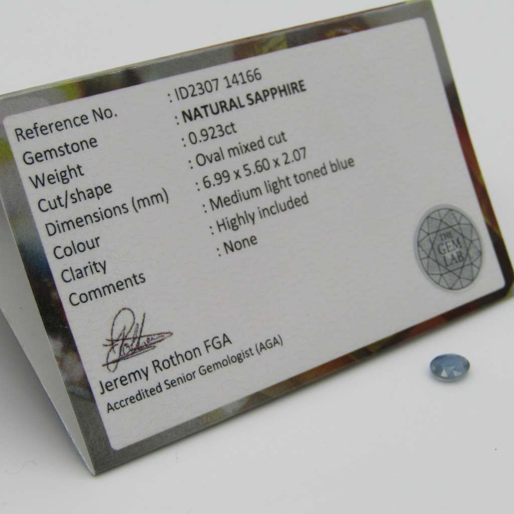 Natural Sapphire of 0,92 carat - Oval mixed cut - light toned blue - certified by Gemlab