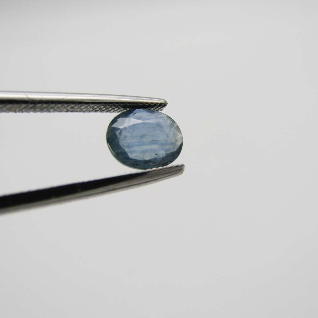 Natural Sapphire of 0,92 carat - Oval mixed cut - light toned blue - certified by Gemlab