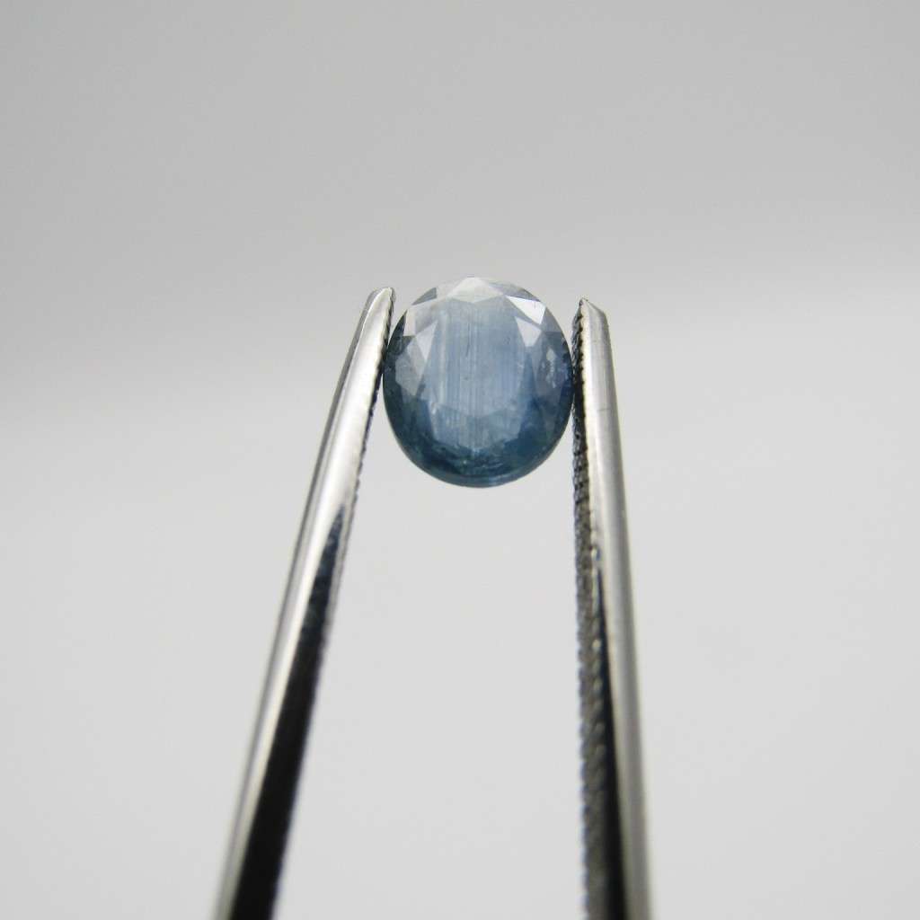 Natural Sapphire of 0,92 carat - Oval mixed cut - light toned blue - certified by Gemlab