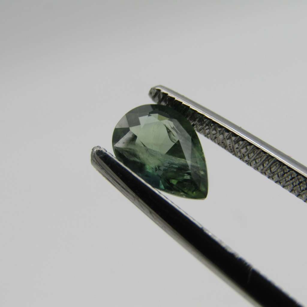 Natural Sapphire of 0,97 carat - Pear shape - medium toned bluish green with Gemlab certificate
