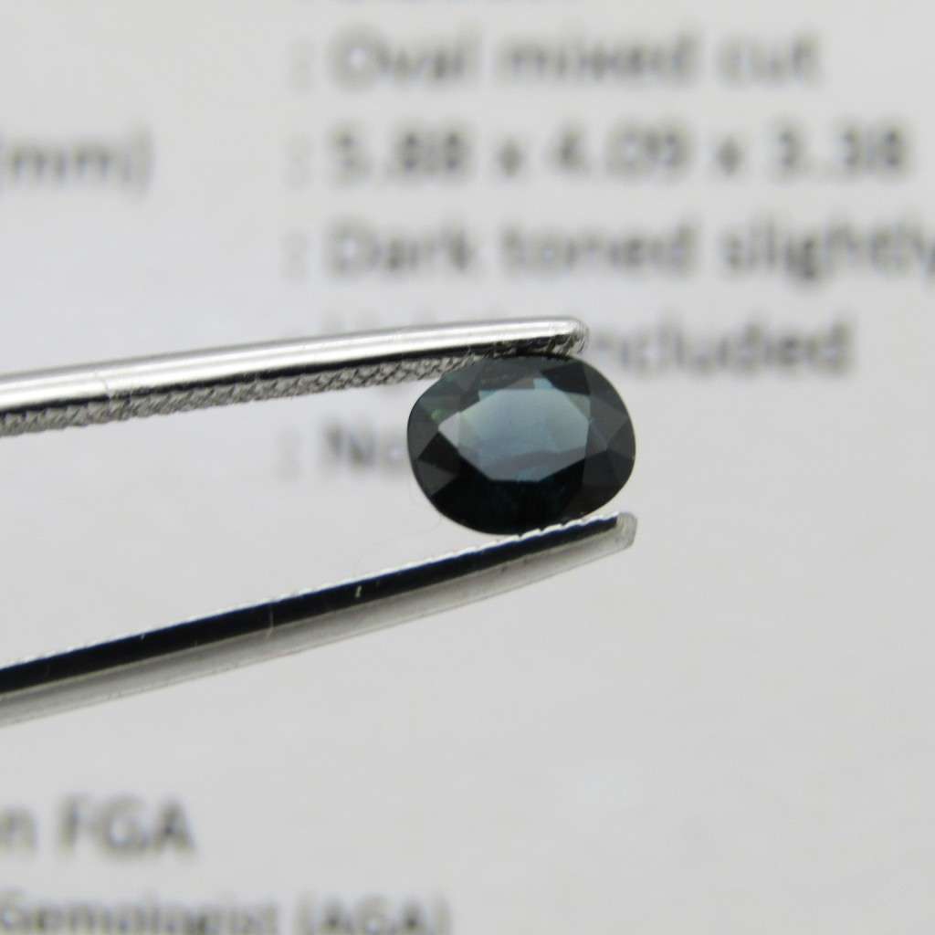 Natural Sapphire of 0,80 carat - oval mixed cut - slightly greenish blue with Gemlab certificate
