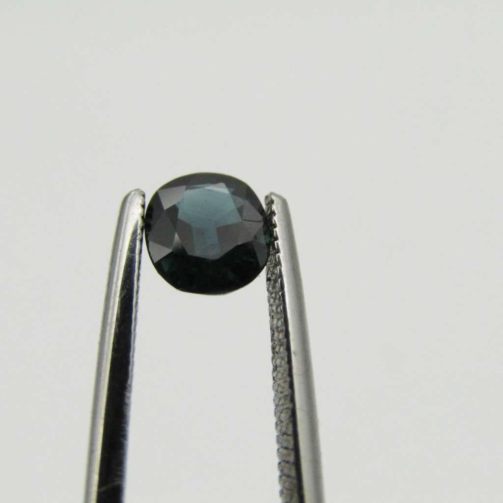 Natural Sapphire of 0,80 carat - oval mixed cut - slightly greenish blue with Gemlab certificate