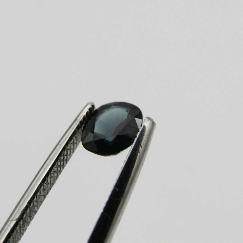 Natural Sapphire of 0,80 carat - oval mixed cut - slightly greenish blue with Gemlab certificate