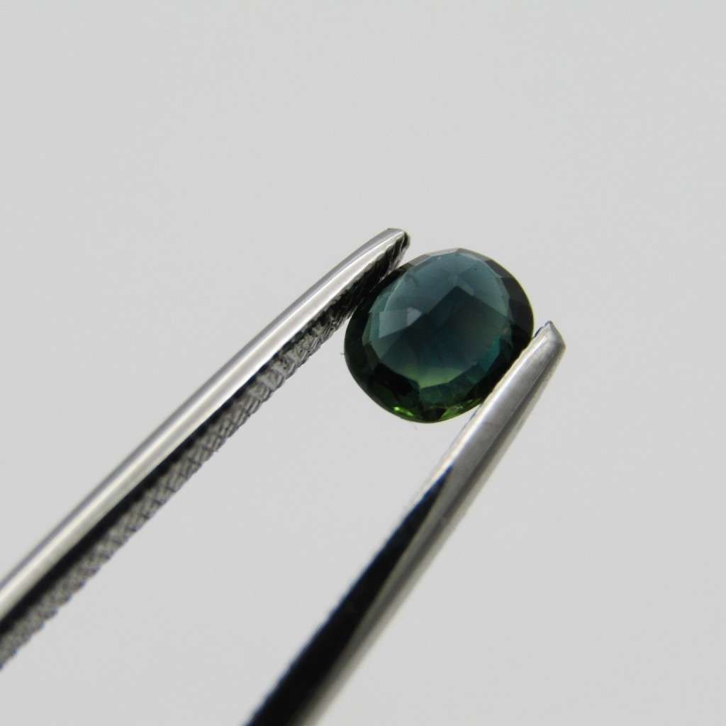 Natural Sapphire of 0,80 carat - oval mixed cut - slightly greenish blue with Gemlab certificate