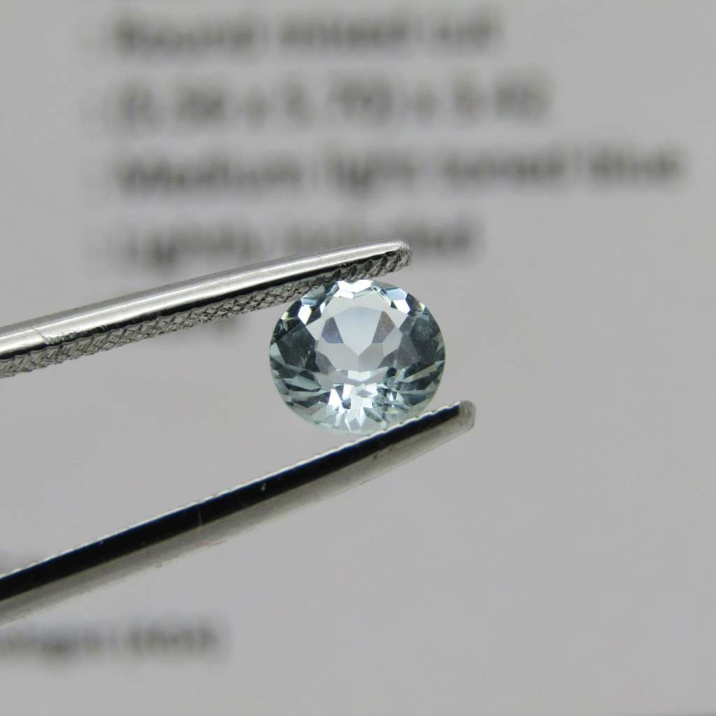 Natural Aquamarine of 0,56 carat - round mixed cut - Medium light toned blue - certified by Gemlab
