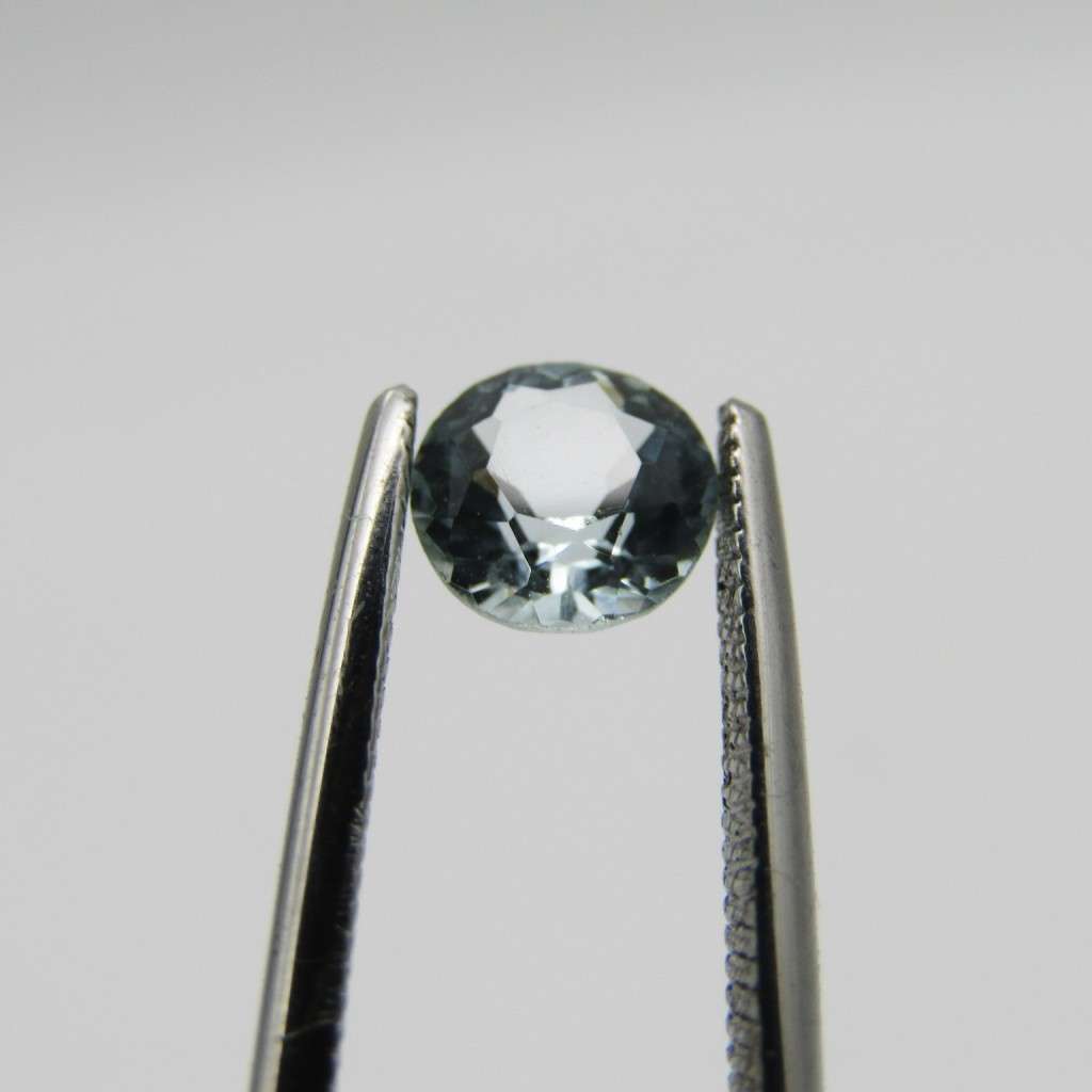 Natural Aquamarine of 0,56 carat - round mixed cut - Medium light toned blue - certified by Gemlab