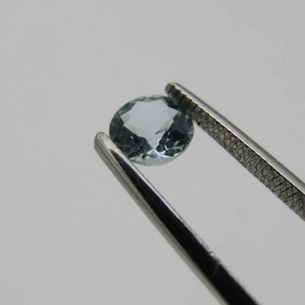 Natural Aquamarine of 0,56 carat - round mixed cut - Medium light toned blue - certified by Gemlab