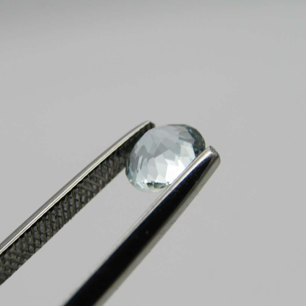 Natural Aquamarine of 0,56 carat - round mixed cut - Medium light toned blue - certified by Gemlab