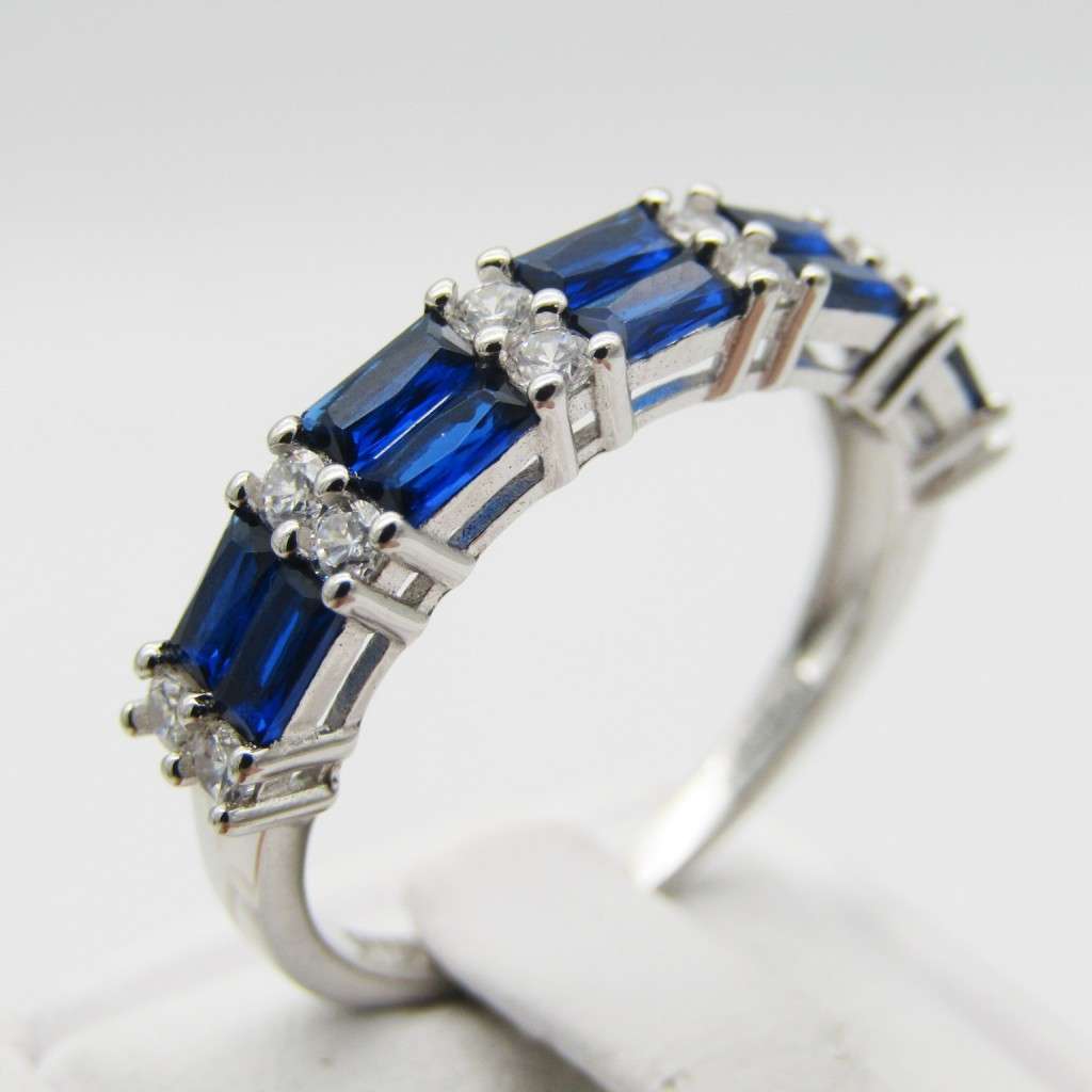 Stunning Sterling Silver ring with 10 blue stones and 12 clear stones - Size S - 3,2g