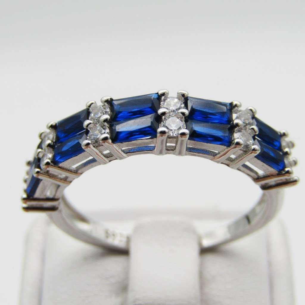Stunning Sterling Silver ring with 10 blue stones and 12 clear stones - Size S - 3,2g