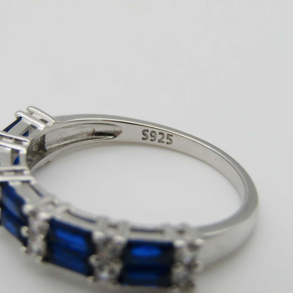 Stunning Sterling Silver ring with 10 blue stones and 12 clear stones - Size S - 3,2g