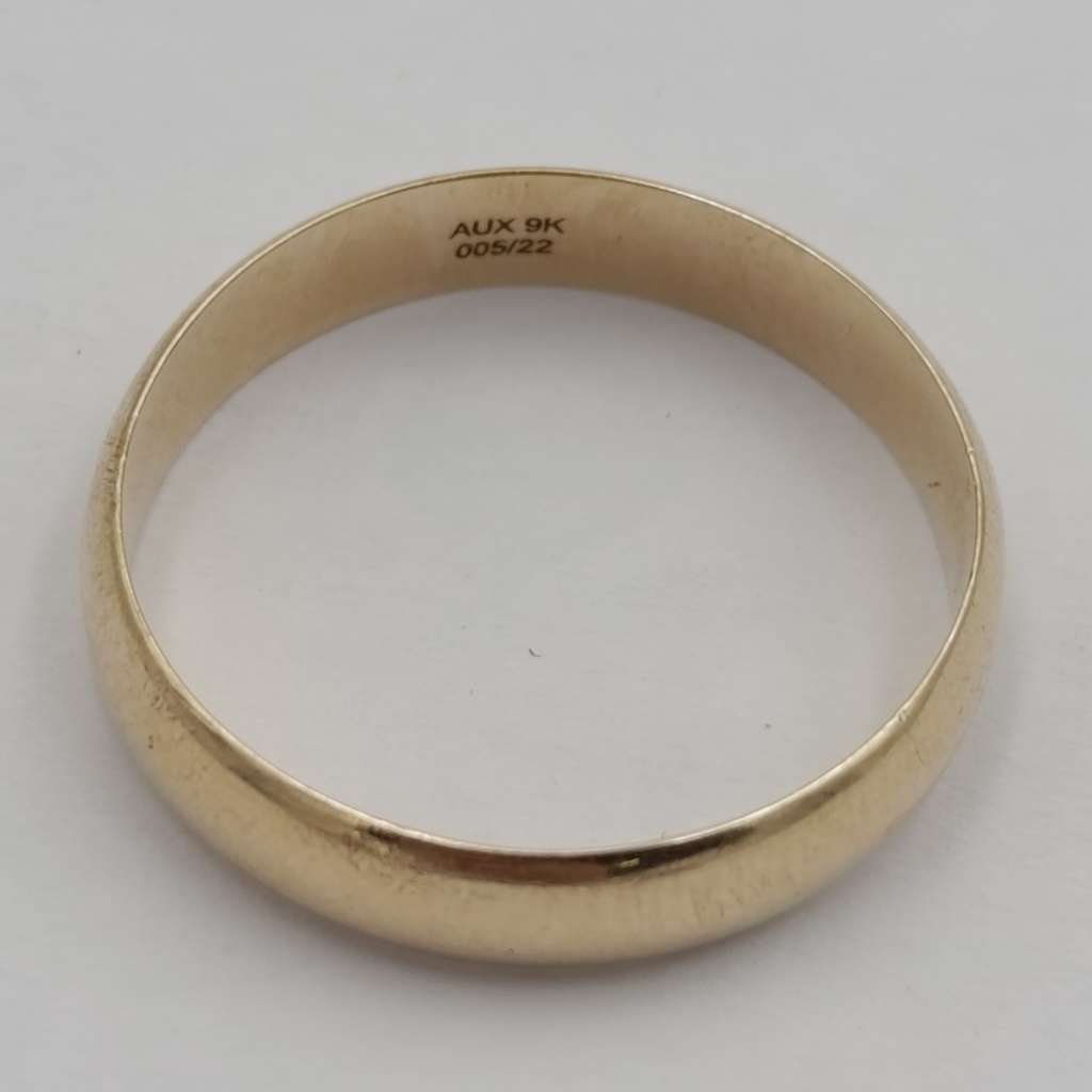 9kt Yellow gold mens ring - weighs 2.3g