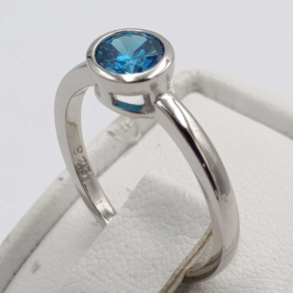 Beautiful Sterling silver ring with light blue stone - size P - 2.5g