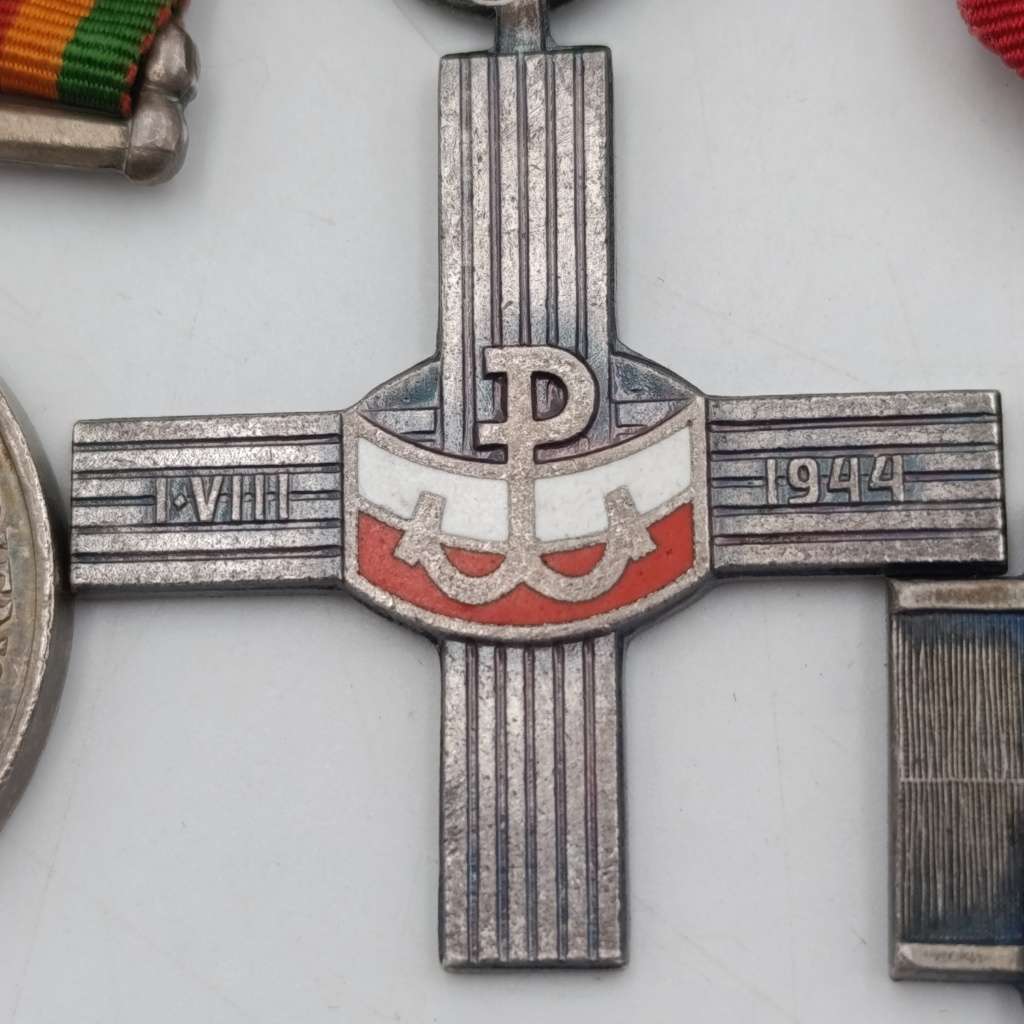 Set of 6 WW2 medals including Polish Warsaw uprising and Polish cross of Home Army medals