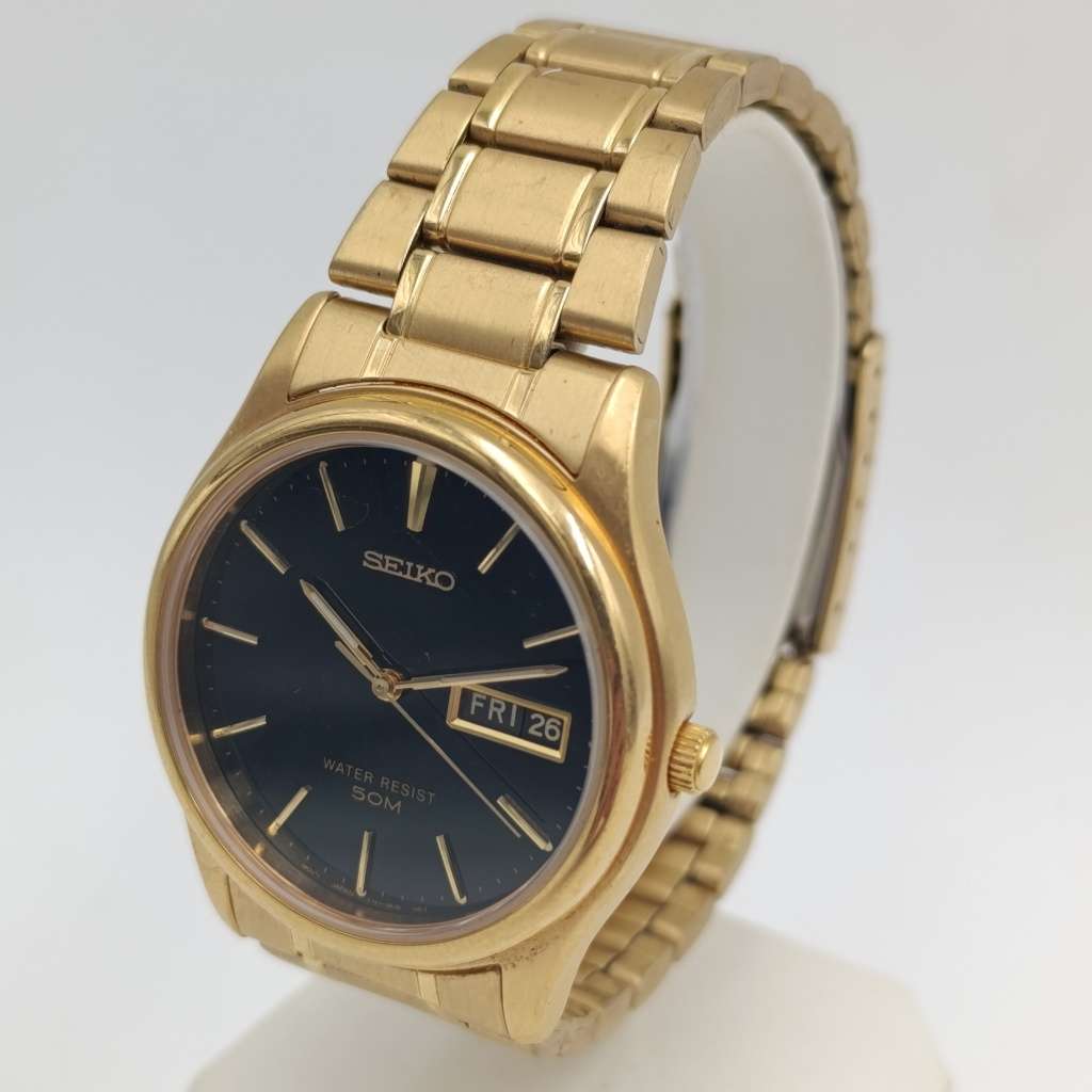 Seiko Quartz day/date V743-9A19 mens watch - excellent working condition