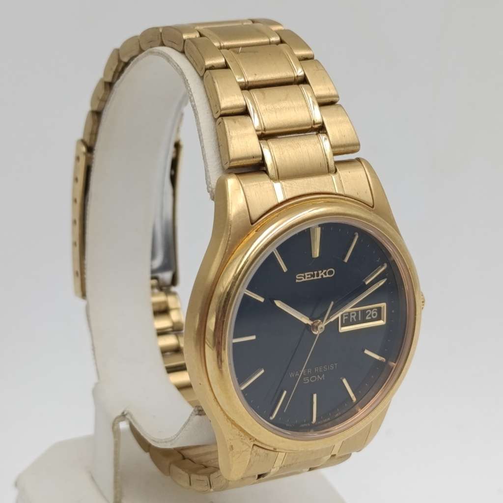 Seiko Quartz day/date V743-9A19 mens watch - excellent working condition