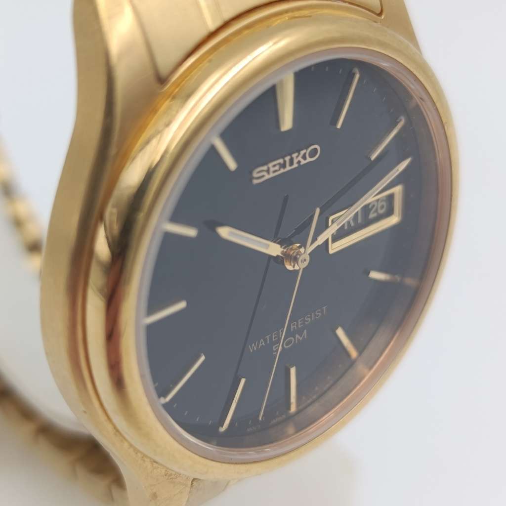Seiko Quartz day/date V743-9A19 mens watch - excellent working condition