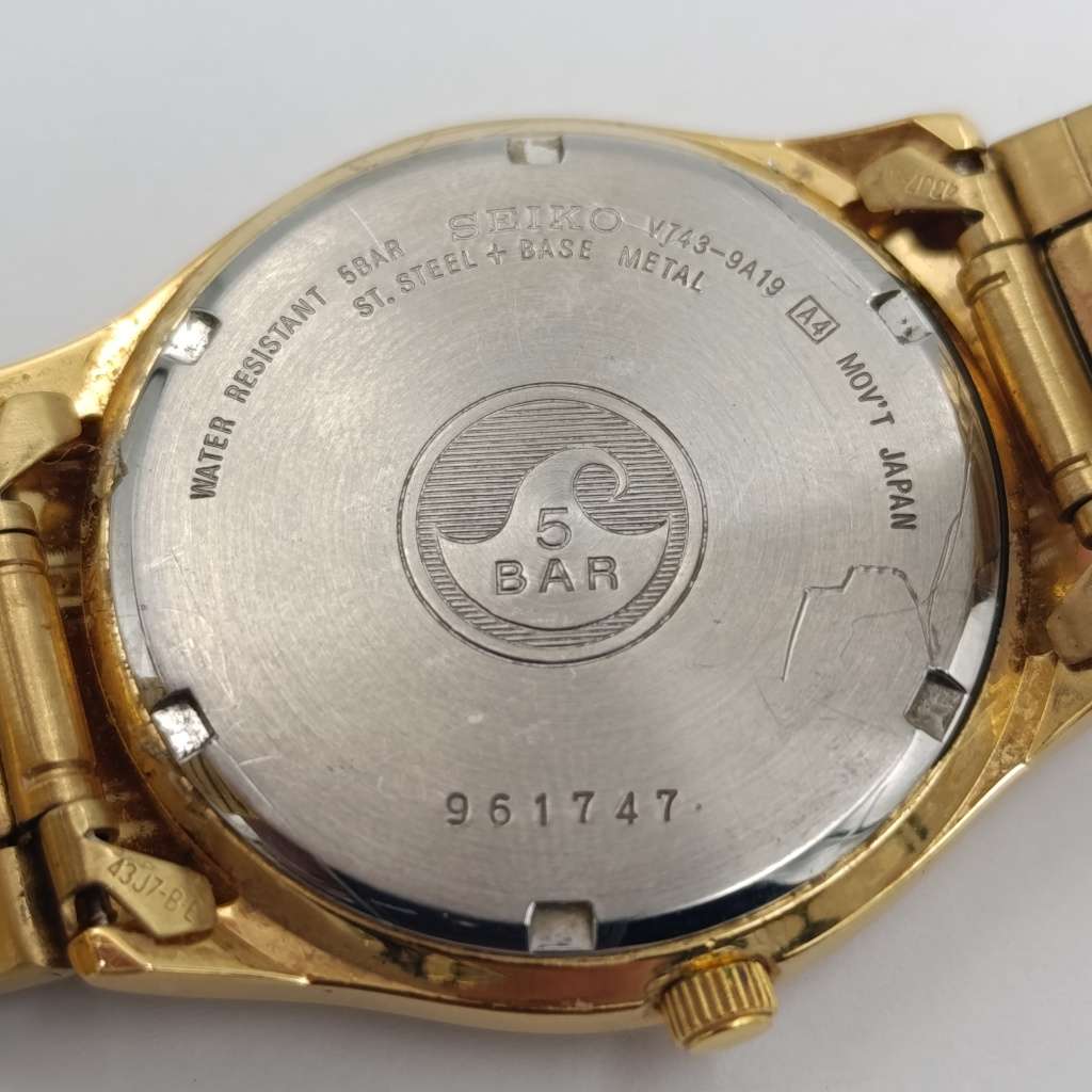 Seiko Quartz day/date V743-9A19 mens watch - excellent working condition
