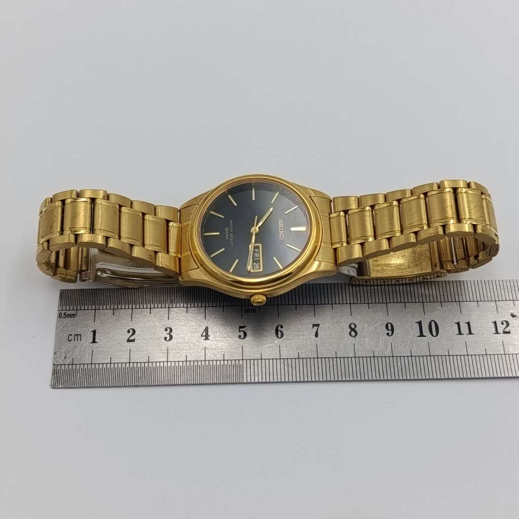 Seiko Quartz day/date V743-9A19 mens watch - excellent working condition